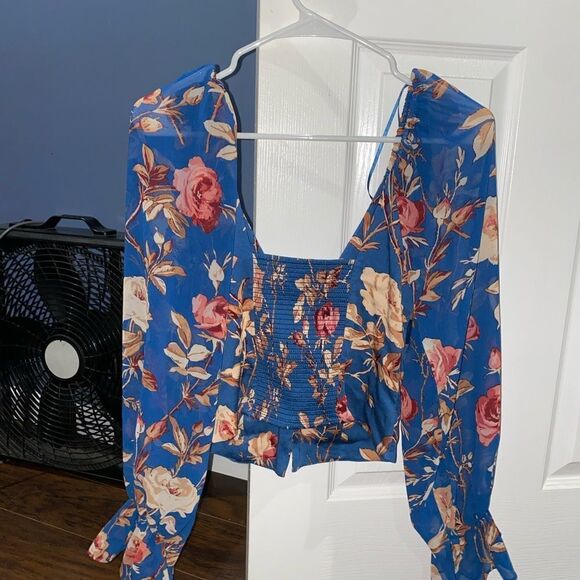 Urban Outfitters Size Small Blue Floral Cropped Top Blouse V-Neck Womens Viscose - Picture 3 of 9
